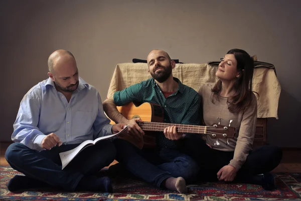 Amigos com guitarra — Fotografia de Stock