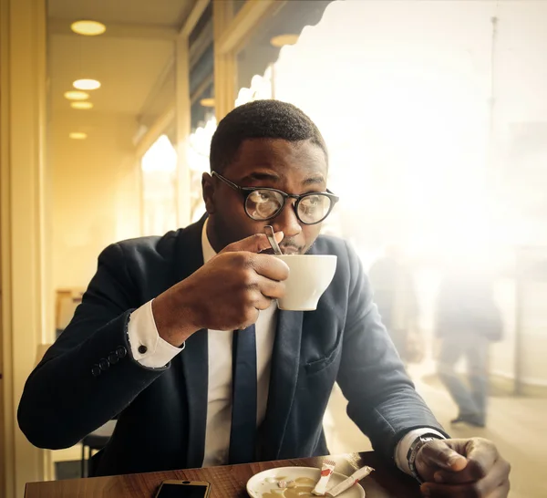 Uomo d'affari che beve caffè — Foto Stock