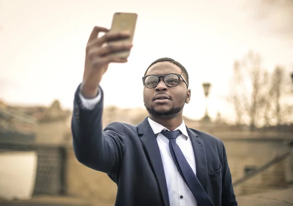 Uomo d'affari che si fa un selfie — Foto Stock