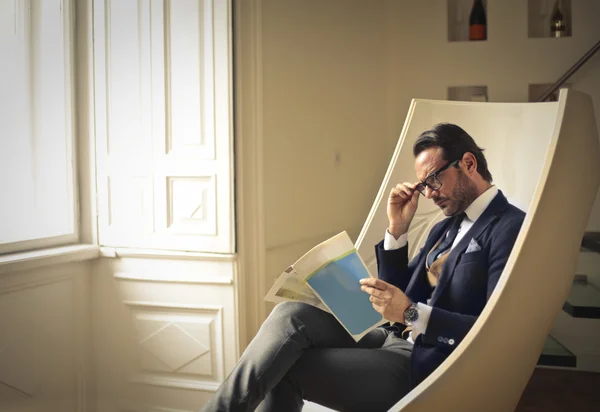 Homme d'affaires lisant un magazine — Photo