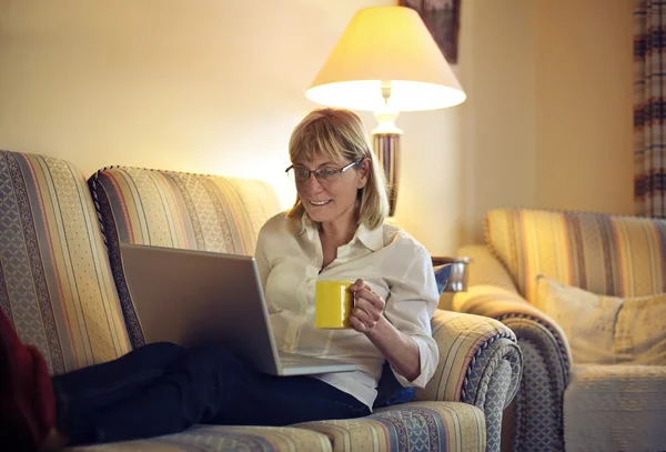 Frau arbeitet mit Computer — Stockfoto