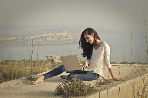 Femme utilisant un ordinateur portable — Photo