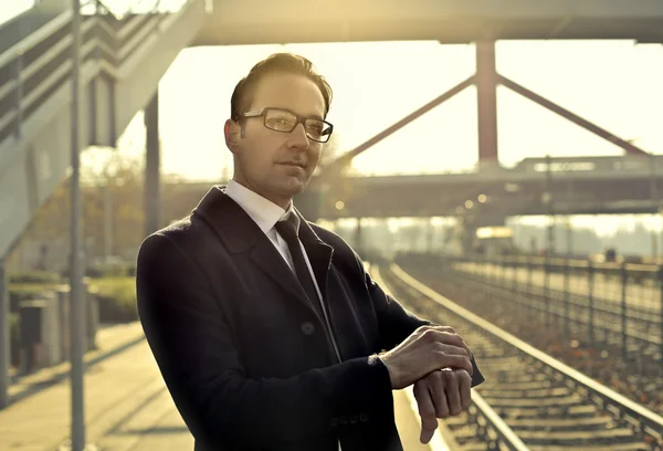 Homme d'affaires attendant le train — Photo