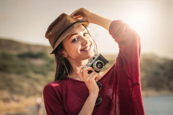Jeune femme avec une caméra — Photo