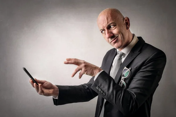 Man ser på telefonen — Stockfoto