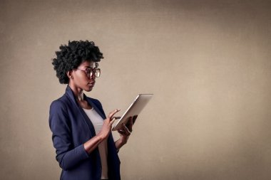 iPad kullanan kadın