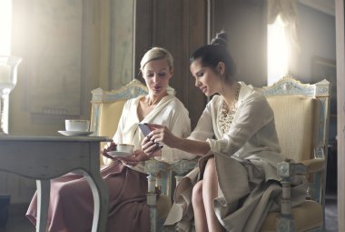 Kahve içer ve seyir telefon arkadaşlar