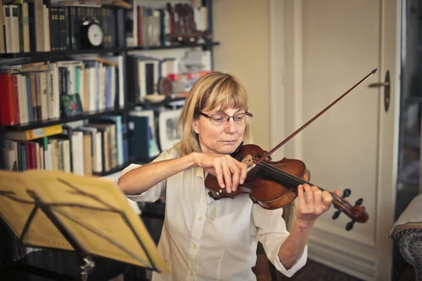 Frau spielt Geige — Stockfoto