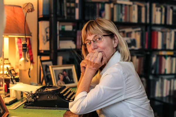 Frau wacht zu Hause mit Schreibmaschine auf — Stockfoto