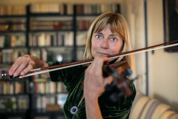 Donna che suona il violino — Foto Stock