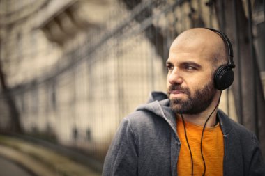 Müzik dinleyen adam.