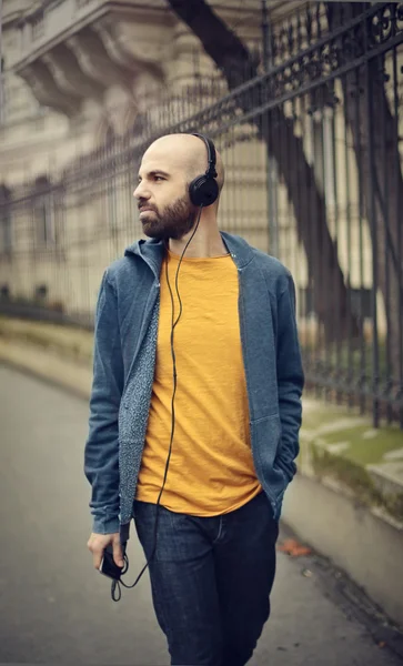 Homem ouvindo música na rua — Fotografia de Stock