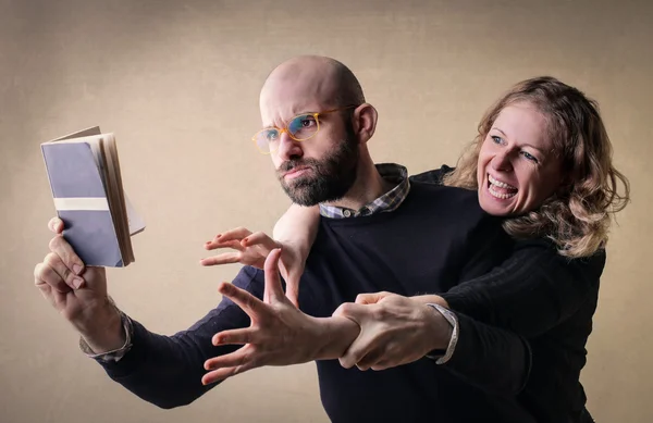 Par bråkar om en bok — Stockfoto