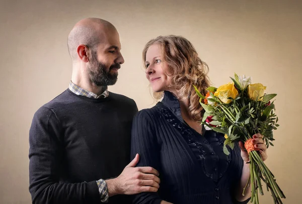 Uomo che dona fiori a una donna — Foto Stock
