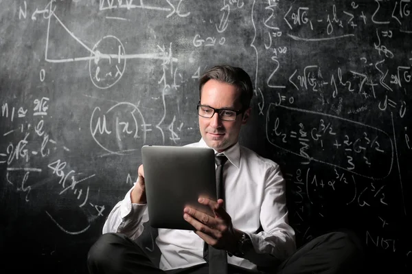 Profesor usando un ipad — Foto de Stock