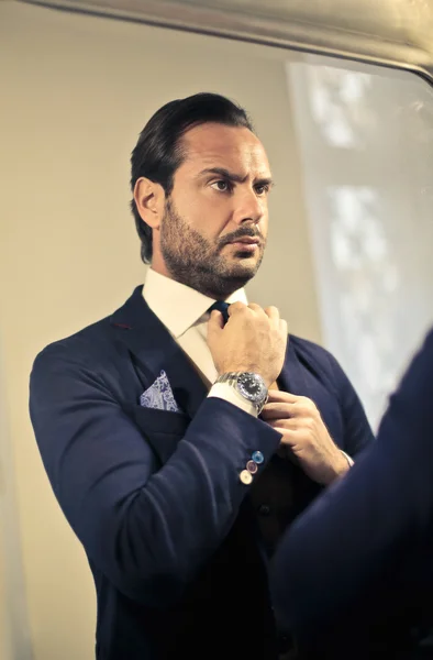 Man adjusting his tie — Stock Photo, Image