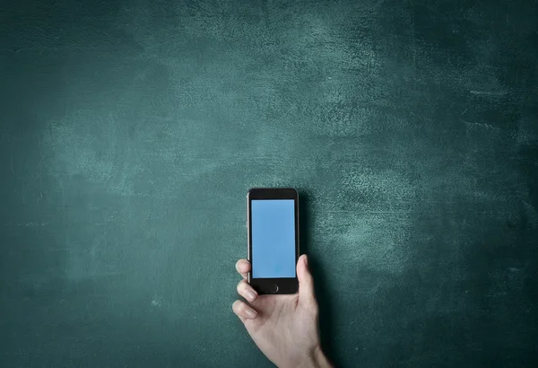 Hand som håller en telefon — Stockfoto