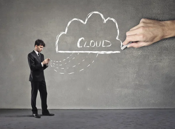 Empresário armazenando informações na nuvem — Fotografia de Stock