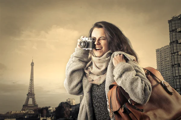 Mujer tomando una foto de la Torre Eiffel — Foto de Stock