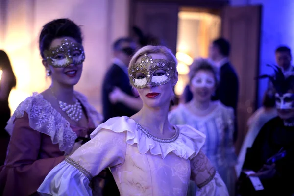 Vrouwen in een maskerade partij — Stockfoto