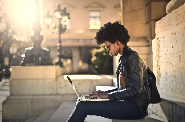 Frau arbeitet im Freien mit Computer — Stockfoto