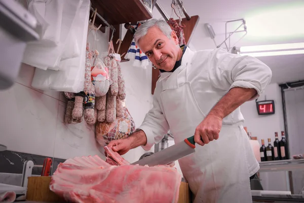 肉屋いくつかの肉を切り刻む — ストック写真
