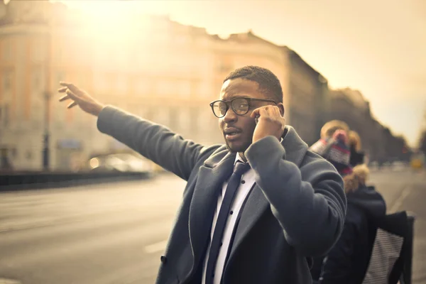 Un homme d'affaires appelle un taxi — Photo