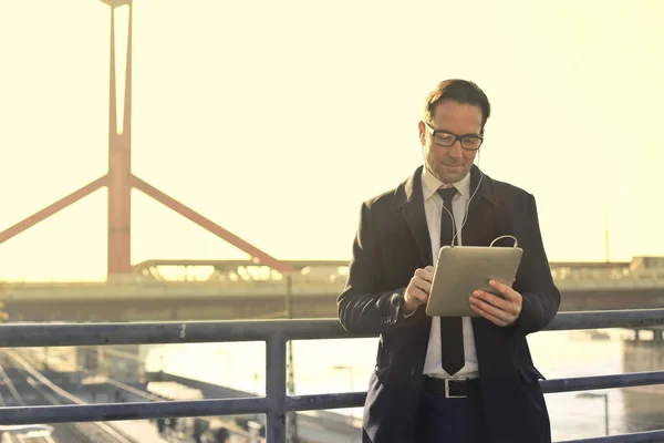 Uomo d'affari che utilizza tablet — Foto Stock