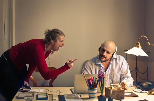 Vrouw schreeuwen om man aan het werk in harmonie — Stockfoto