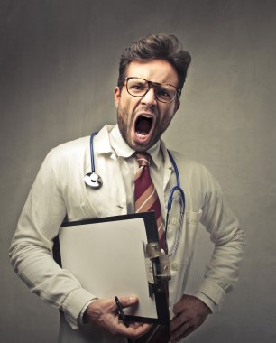 Doktor yüksek sesle bağırarak