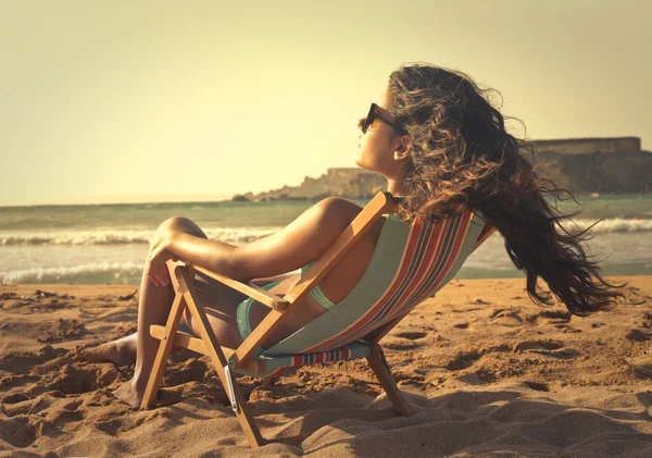 Meisje ontspannen op het strand — Stockfoto