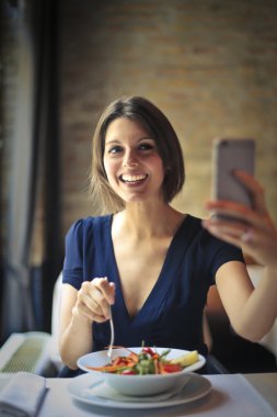 Kadın selfie çekiyor.