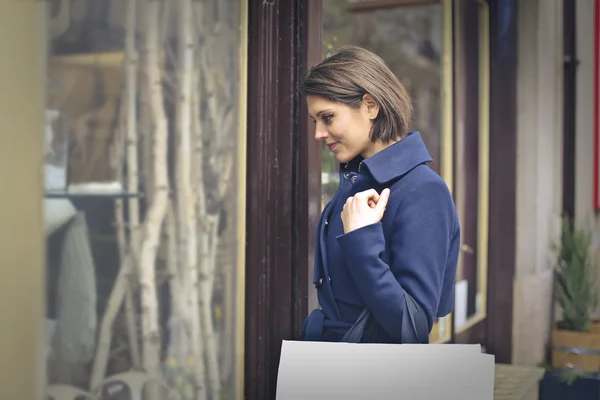 Frau blickt auf Schaufenster — Stockfoto