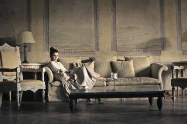 kadın kanepede rahatlatıcı