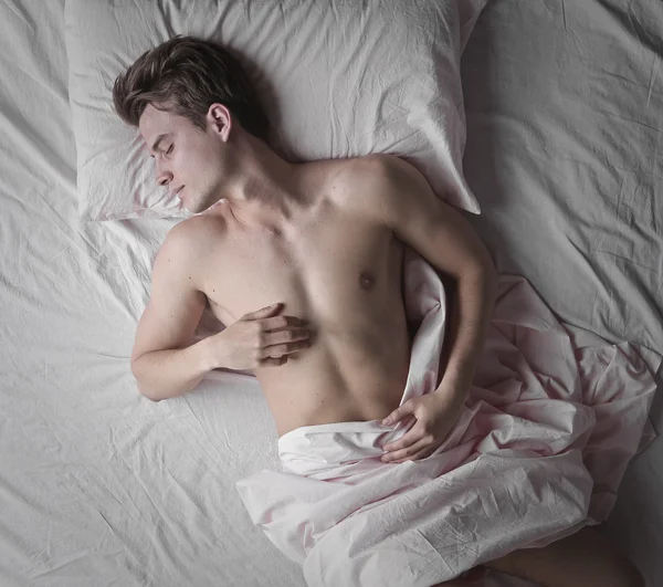 Uomo semi-nudo che dorme — Foto Stock