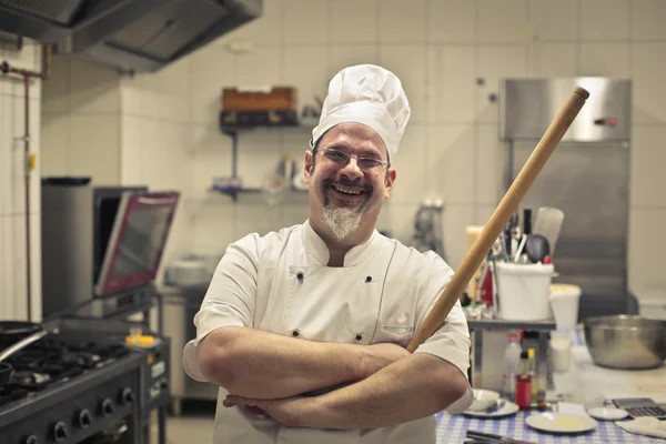 Chef-kok lachen in de keuken — Stockfoto