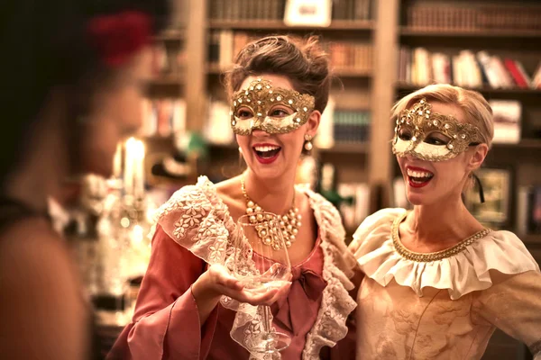 Meninas desfrutando de uma festa traje período — Fotografia de Stock