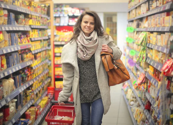 Kvinna shopping i snabbköpet — Stockfoto