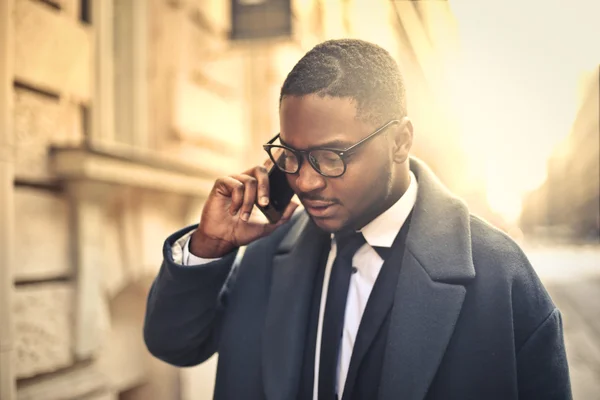 Uomo d'affari che parla al telefono — Foto Stock