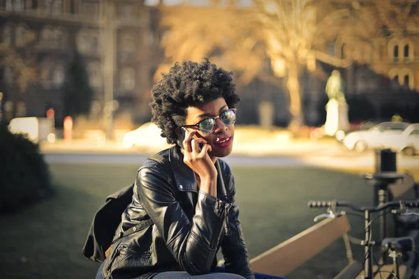 Afrikansk tjej prata i telefon — Stockfoto