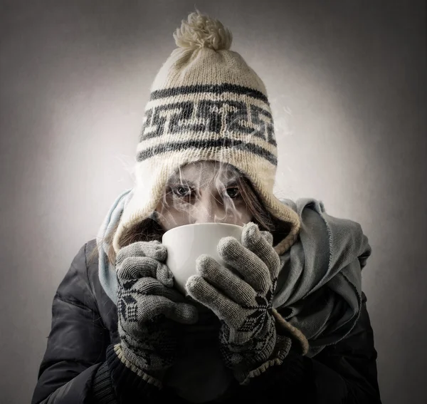 Kaltes Mädchen trinkt einen Kaffee — Stockfoto