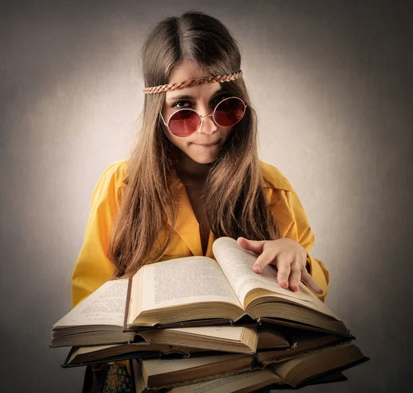 Hippie Teenager liest ein paar Bücher — Stockfoto