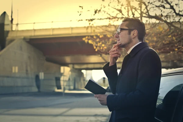 通りで思考のビジネスマン — ストック写真