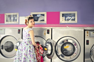 Çamaşırhane yapıyor kadın