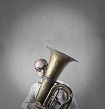 Trombon oynayan adam