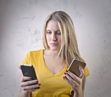 Telefonlar kullanan kadın