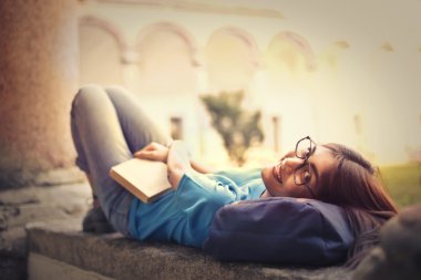 Öğrenci kitap okuyor.