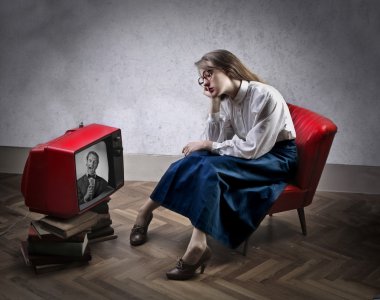 Sıkıcı kadın televizyon izliyor.