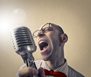 Adam bir şarkı söylerken