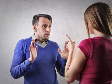 Kadın bir adam suçluyor